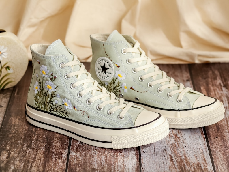 Custom Embroidered Converse Women, Daisy Embroidered Shoes for Bride, Bridal Flowers Embroidered Sneaker for Wedding, Unique Gifts for Her