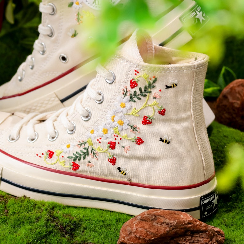 Embroidered Converse, Strawberry Embroidered Shoes for Women, Daisy and Strawberry Embroidery Converse, Kawaii Gift, Strawberry Gift for Her