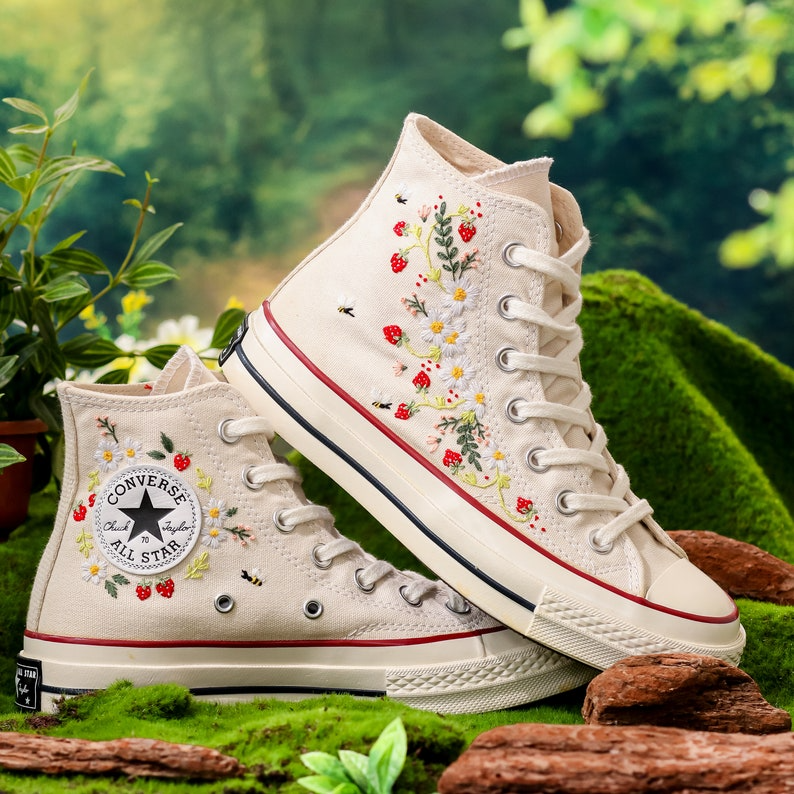 Embroidered Converse, Strawberry Embroidered Shoes for Women, Daisy and Strawberry Embroidery Converse, Kawaii Gift, Strawberry Gift for Her