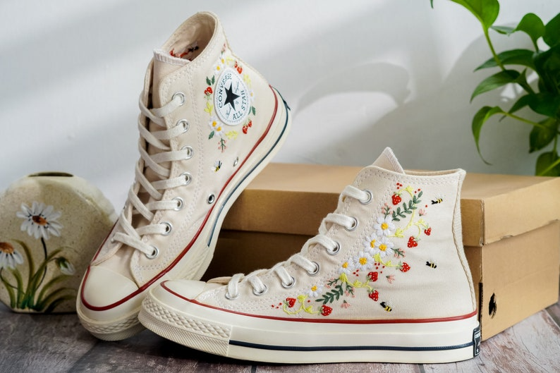 Embroidered Converse, Strawberry Embroidered Shoes for Women, Daisy and Strawberry Embroidery Converse, Kawaii Gift, Strawberry Gift for Her