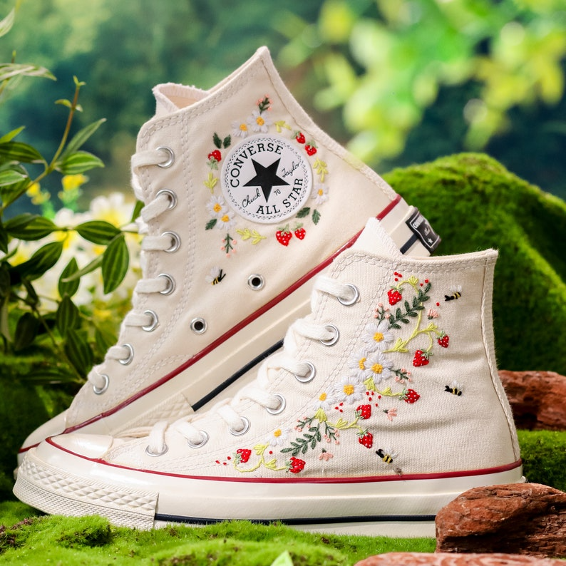 Embroidered Converse, Strawberry Embroidered Shoes for Women, Daisy and Strawberry Embroidery Converse, Kawaii Gift, Strawberry Gift for Her