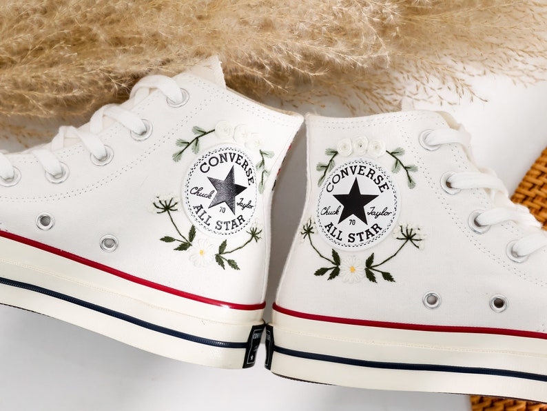 Embroidered Converse , Dog and White Flower Embroidered Shoes, Name and Dog Embroidered Sneaker Custom, Pet Embroidery Converse, Pet Gifts